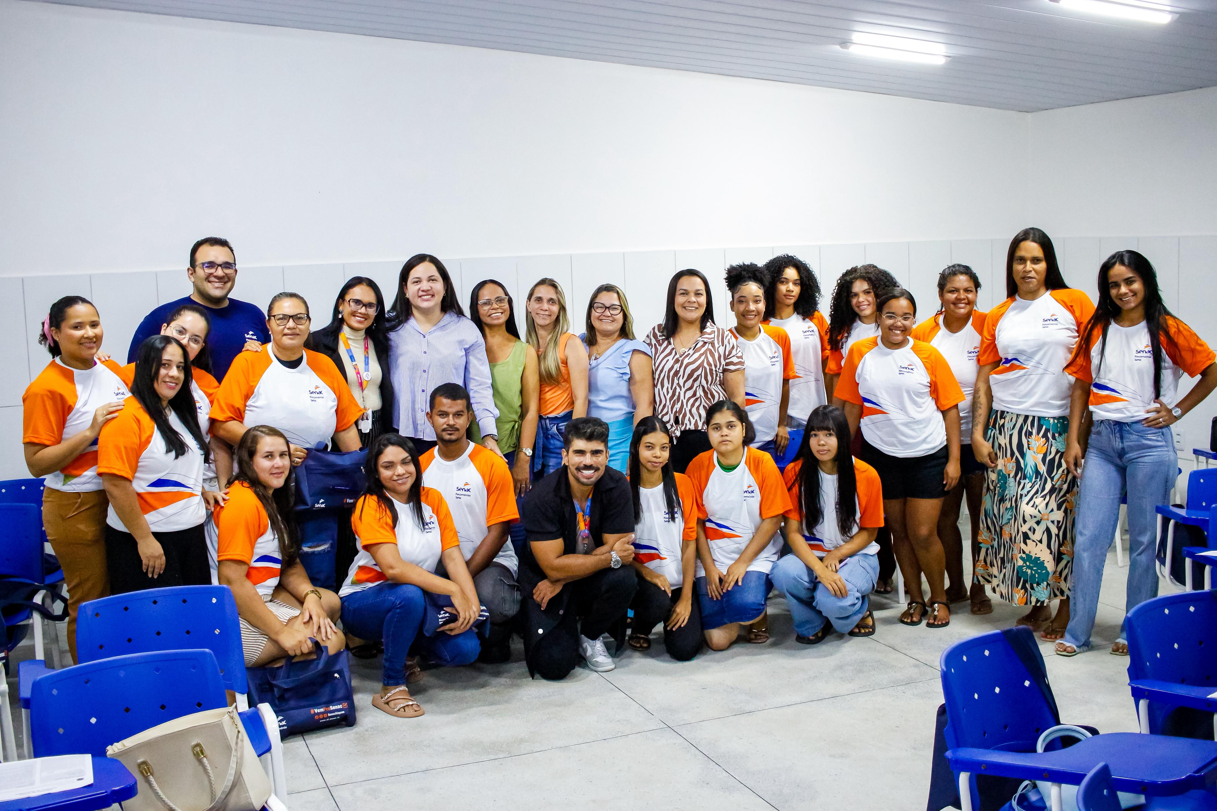 Atalaia inicia Semana da Mulher com curso de maquiagem e programação voltada à autonomia feminina
